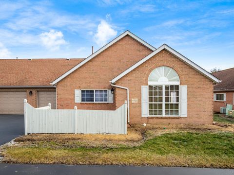 Photo of 4920 Meadow Run Drive, Hilliard, OH 43026 (MLS # 226002664)