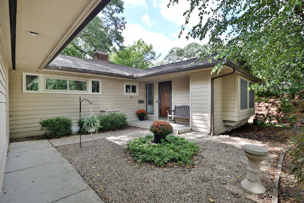 Photo of 519 E Cooke Road, Columbus, OH 43214 (MLS # 226032236)