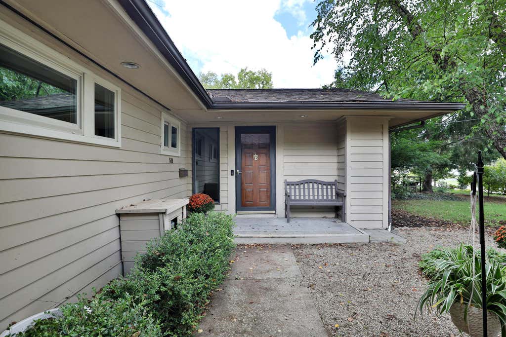 Photo of 519 E Cooke Road, Columbus, OH 43214 (MLS # 226032236)