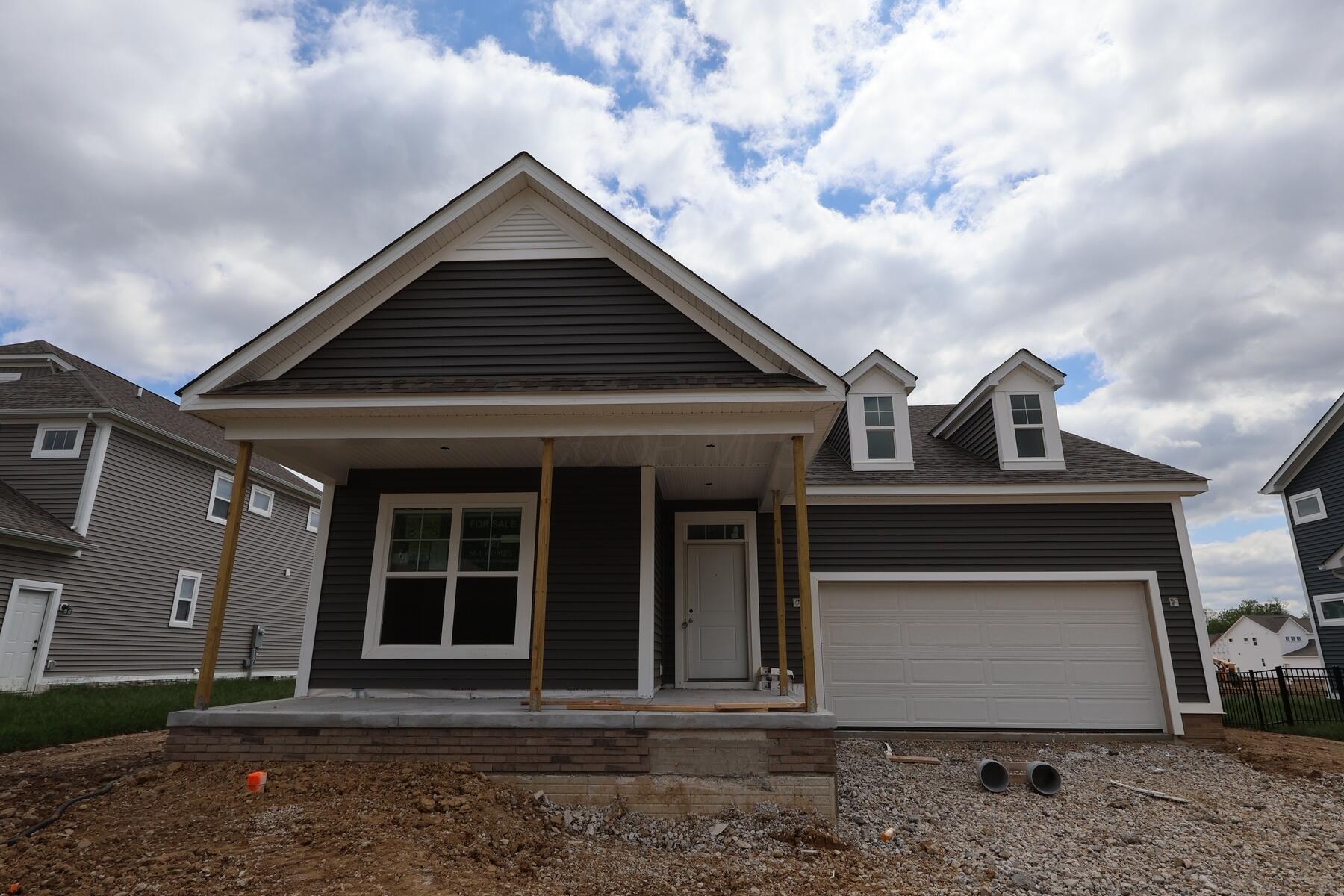 207 Isleta Drive, Pataskala, Ohio image 1