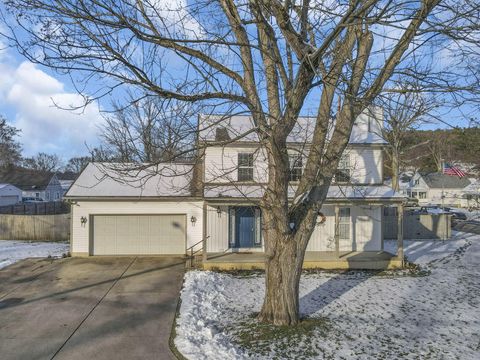 Photo of 701 Franklin Avenue, Lancaster, OH 43130 (MLS # 226000398)