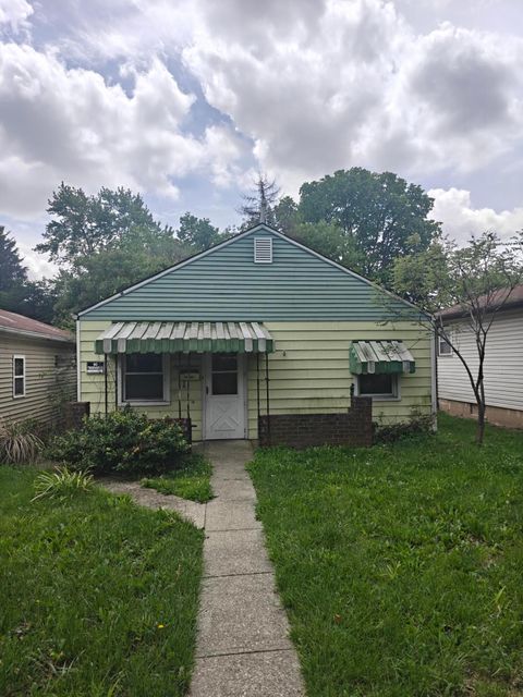 Photo of 811 E Como Avenue, Columbus, OH 43224 (MLS # 226019589)