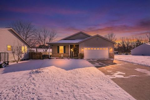 Photo of 1232 Mary Francis Court, Lancaster, OH 43130 (MLS # 225045827)