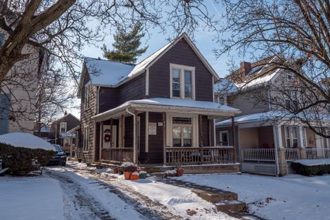Photo of 99 W Oakland Avenue, Columbus, OH 43201 (MLS # 225046058)