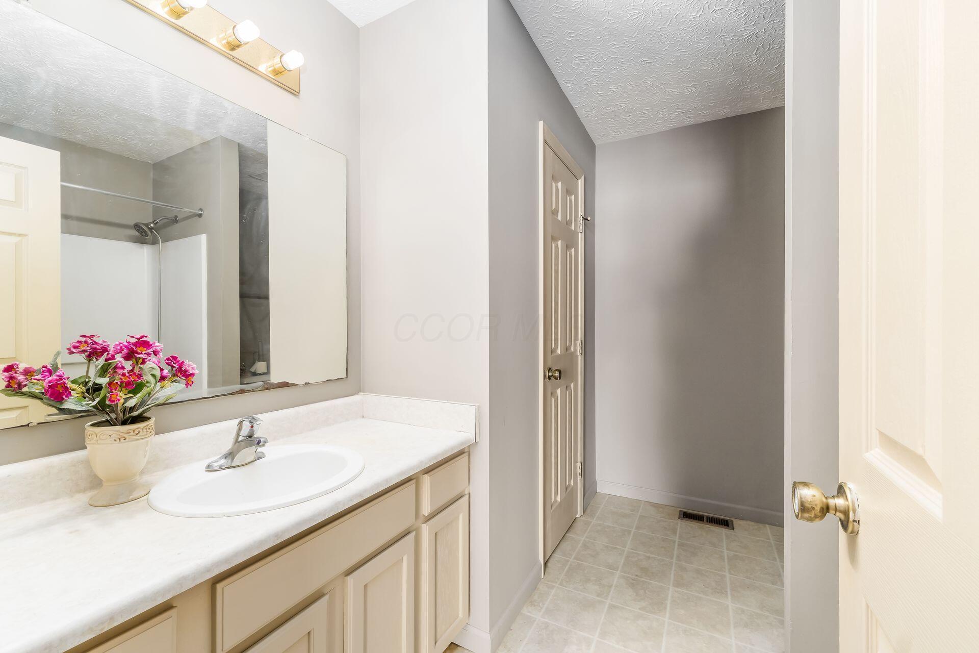3919 Rosette Drive, Grove City, Ohio image 21