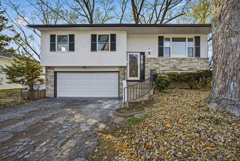 Photo of 5415 Vinewood Court, Columbus, OH 43229 (MLS # 225043522)