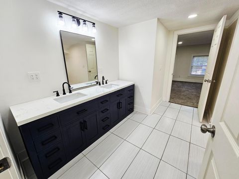 Tiny photo for 339 W Oak Street, Washington Court House, OH 43160 (MLS # 226015033)