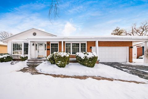 Photo of 955 Amberly Place, Columbus, OH 43220 (MLS # 226002896)