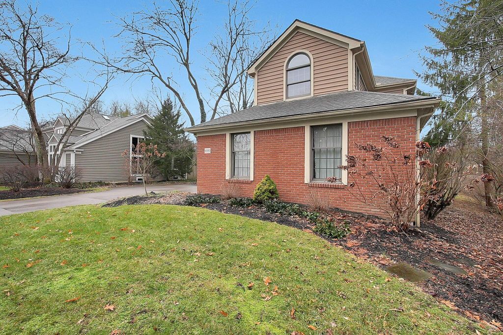 Photo of 6885 Ravine Circle, Worthington, OH 43085 (MLS # 226000767)