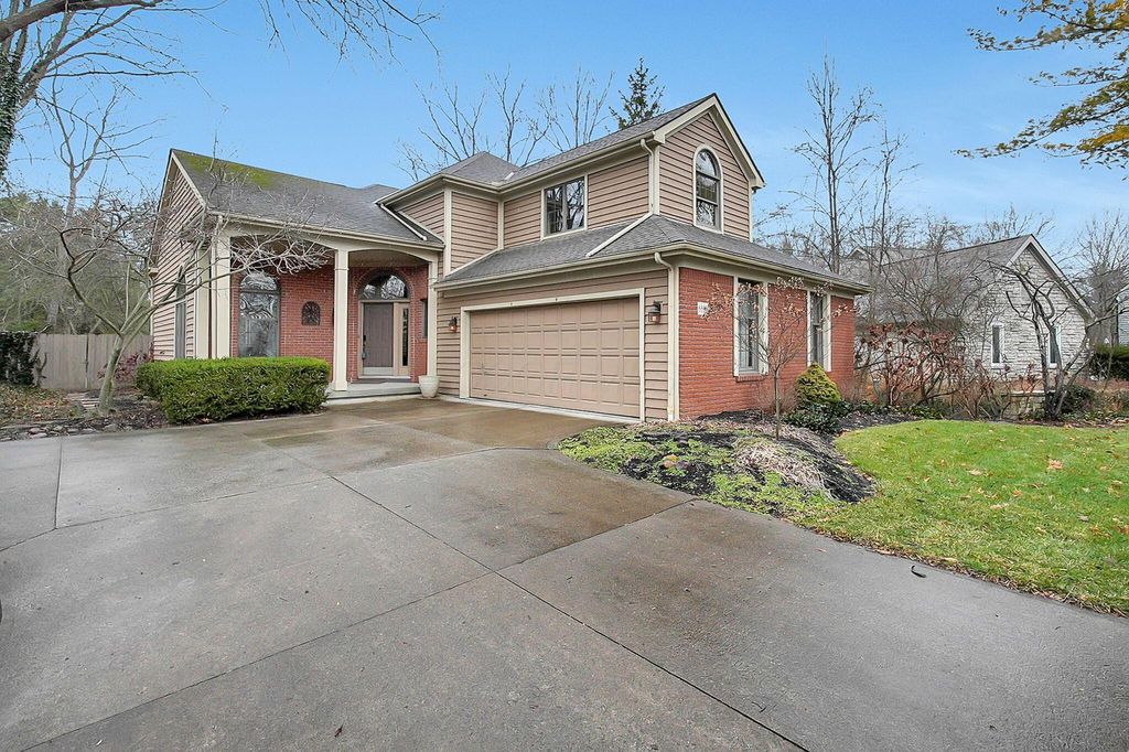 Photo of 6885 Ravine Circle, Worthington, OH 43085 (MLS # 226000767)