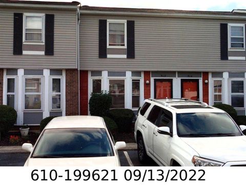 Condo For Sale - 912 Worthington Woods Boulevard #10<br/> Franklin County, Columbus, OH 43085
