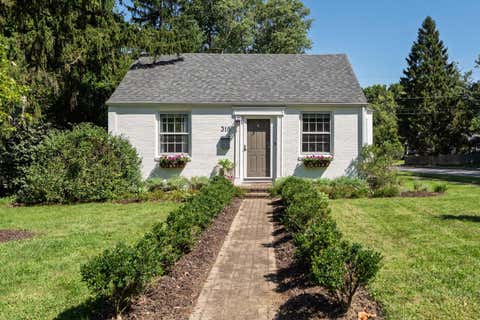 Photo of 318 Kenbrook Drive, Worthington, OH 43085 (MLS # 226032335)