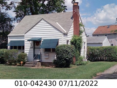 Photo of 1994 Stratford Way, Columbus, OH 43219 (MLS # 226000799)