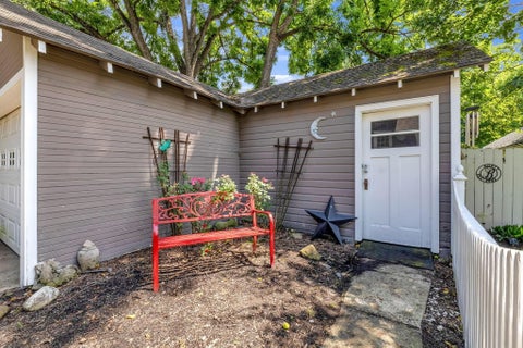 Tiny photo for 21 Elmwood Place, Westerville, OH 43081 (MLS # 226027668)