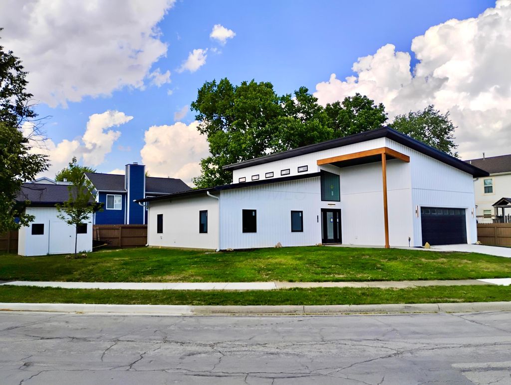 Photo of 1106 Beaujolais Place, Galloway, OH 43119 (MLS # 226022867)