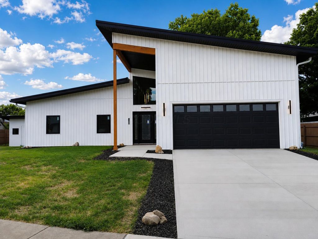Photo of 1106 Beaujolais Place, Galloway, OH 43119 (MLS # 226022867)