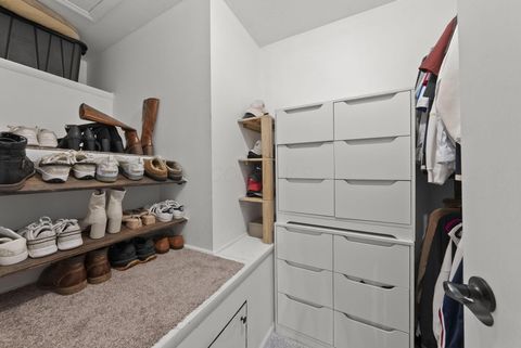 Tiny photo for 302 Cliffview Drive, Columbus, OH 43230 (MLS # 226000596)