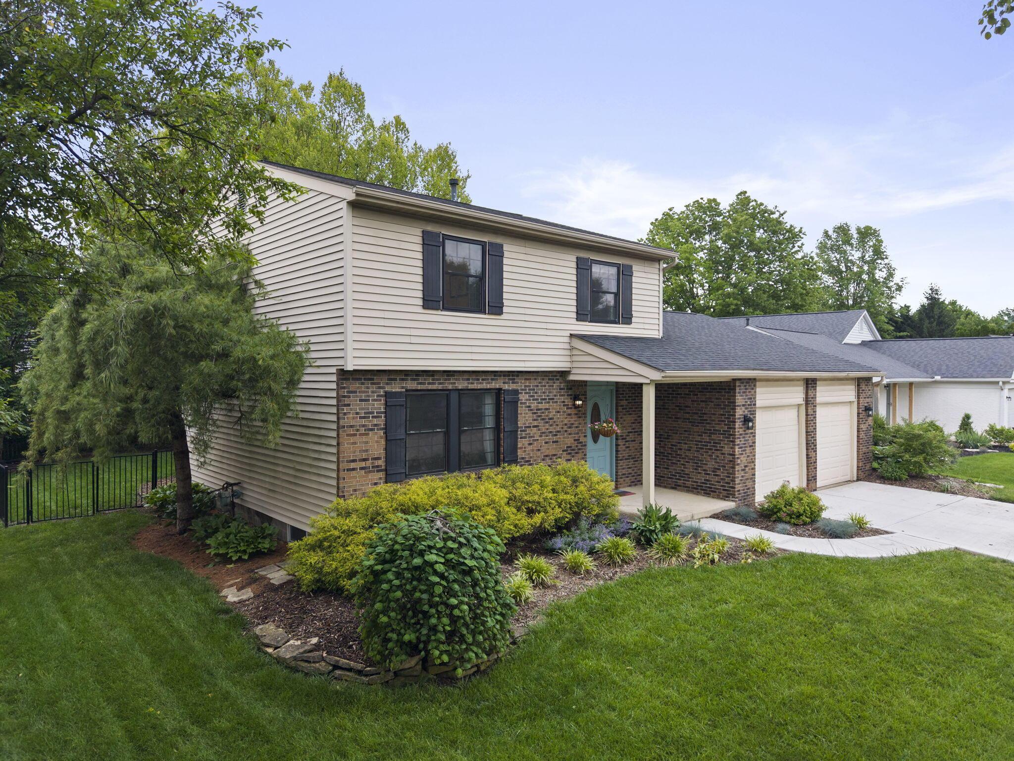 424 Green Meadows Drive W