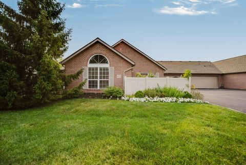 Photo of 4075 Chennin Drive 9 #9, Columbus, OH 43230 (MLS # 226026394)