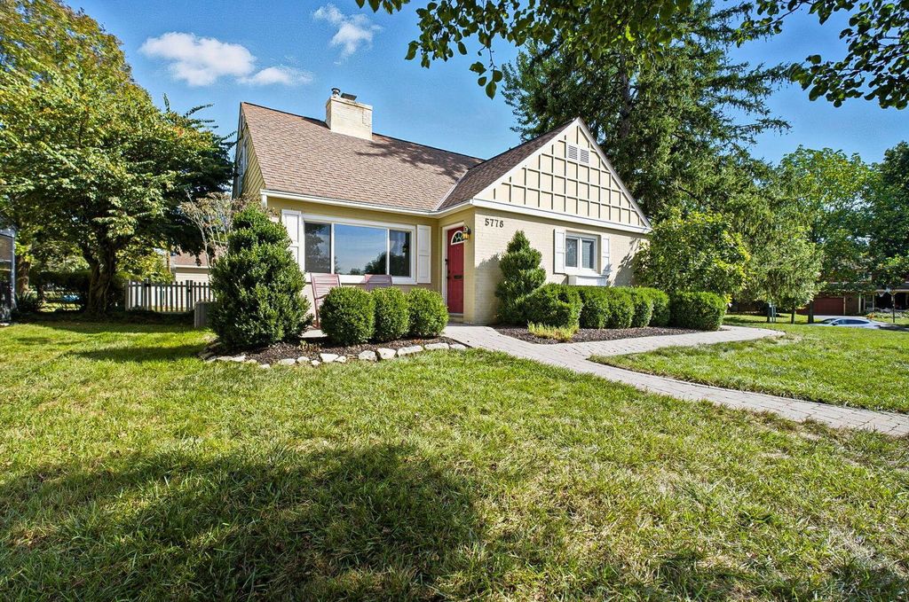 Photo of 5778 Crescent Court, Worthington, OH 43085 (MLS # 225038841)