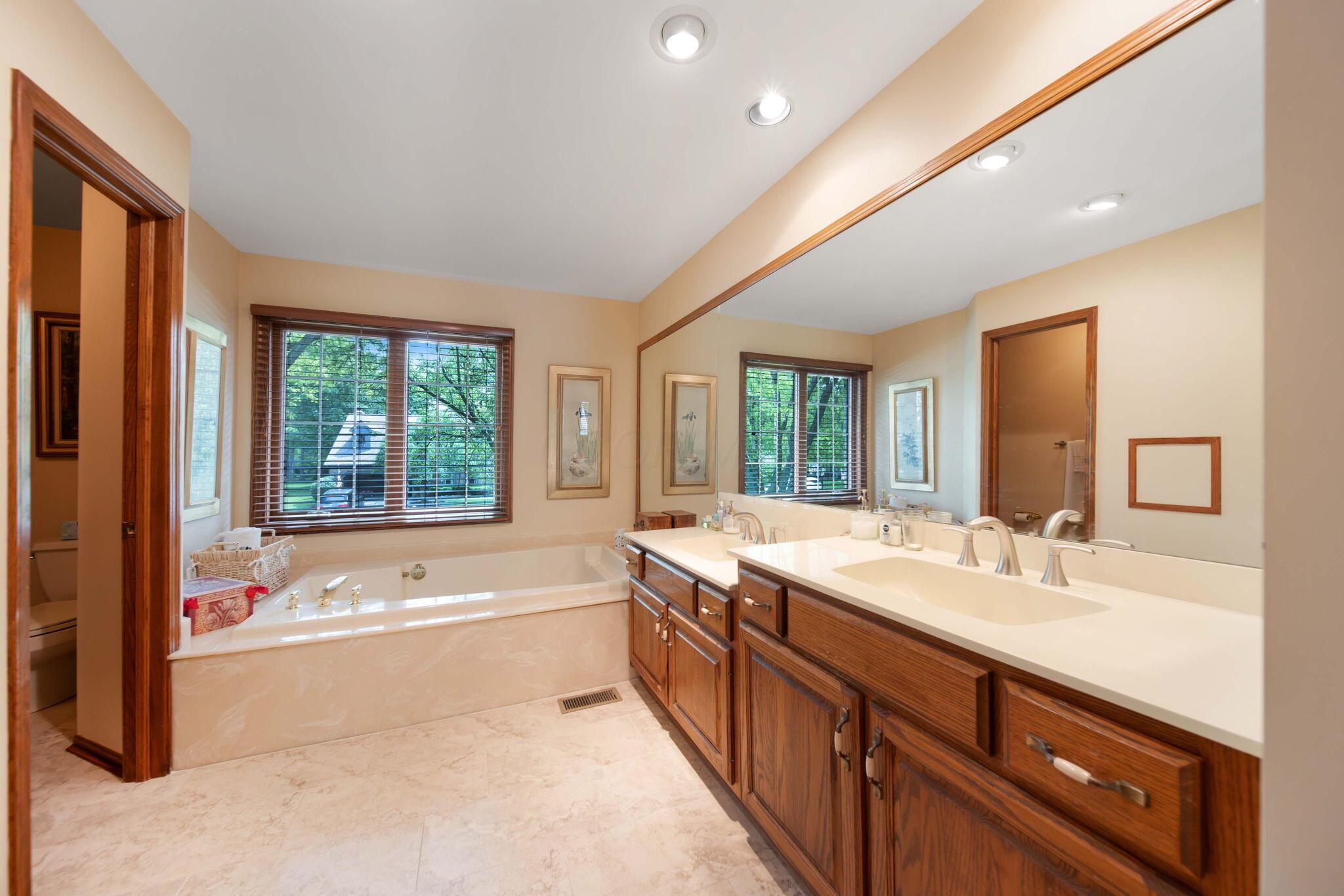 6530 Deeside Drive, Dublin, Ohio image 33