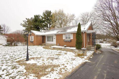 Photo of 802 Coshocton Avenue, Mount Vernon, OH 43050 (MLS # 225045219)