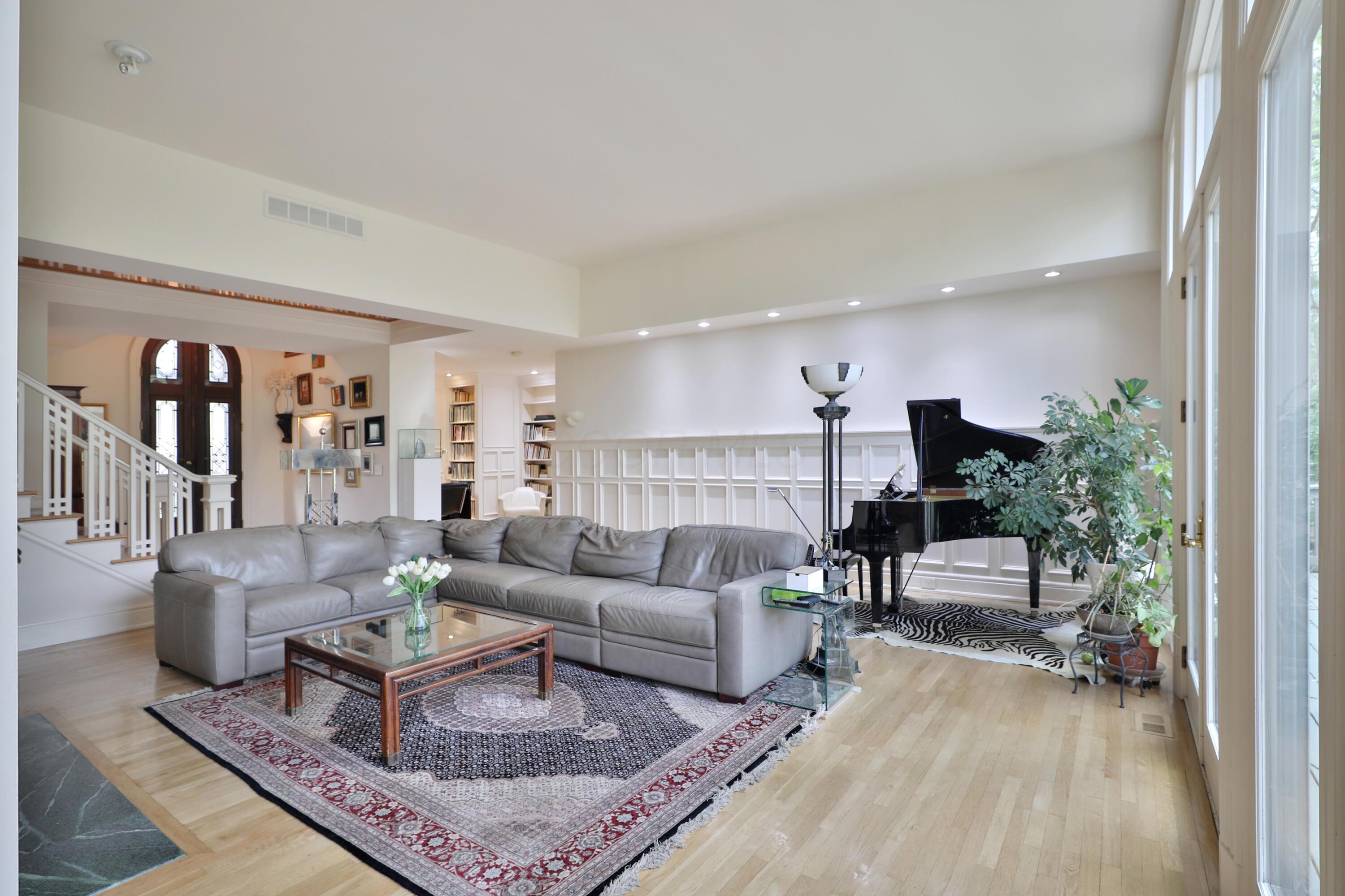 Columbus, Ohio, 43202, United States, 3 Bedrooms Bedrooms, ,4 BathroomsBathrooms,Residential,Active,2041814