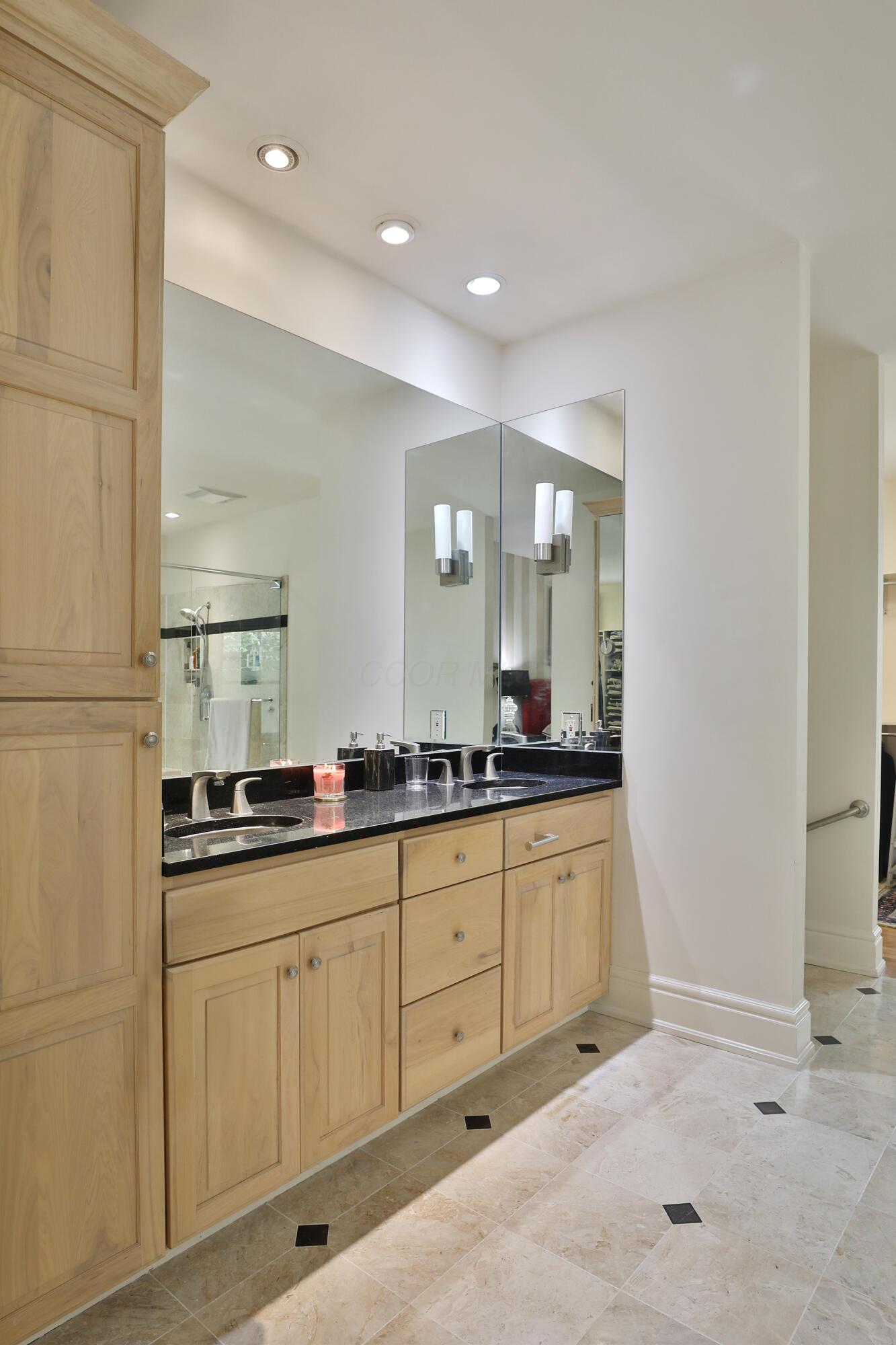 Columbus, Ohio, 43202, United States, 3 Bedrooms Bedrooms, ,4 BathroomsBathrooms,Residential,Active,2041814