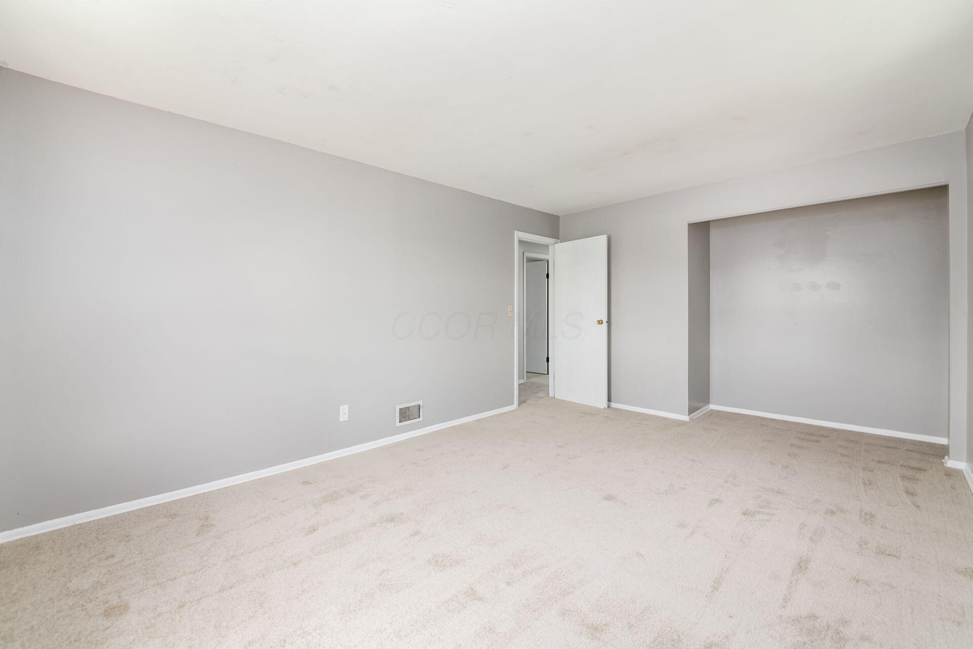 3950 Monterey Drive, Grove City, Ohio image 30