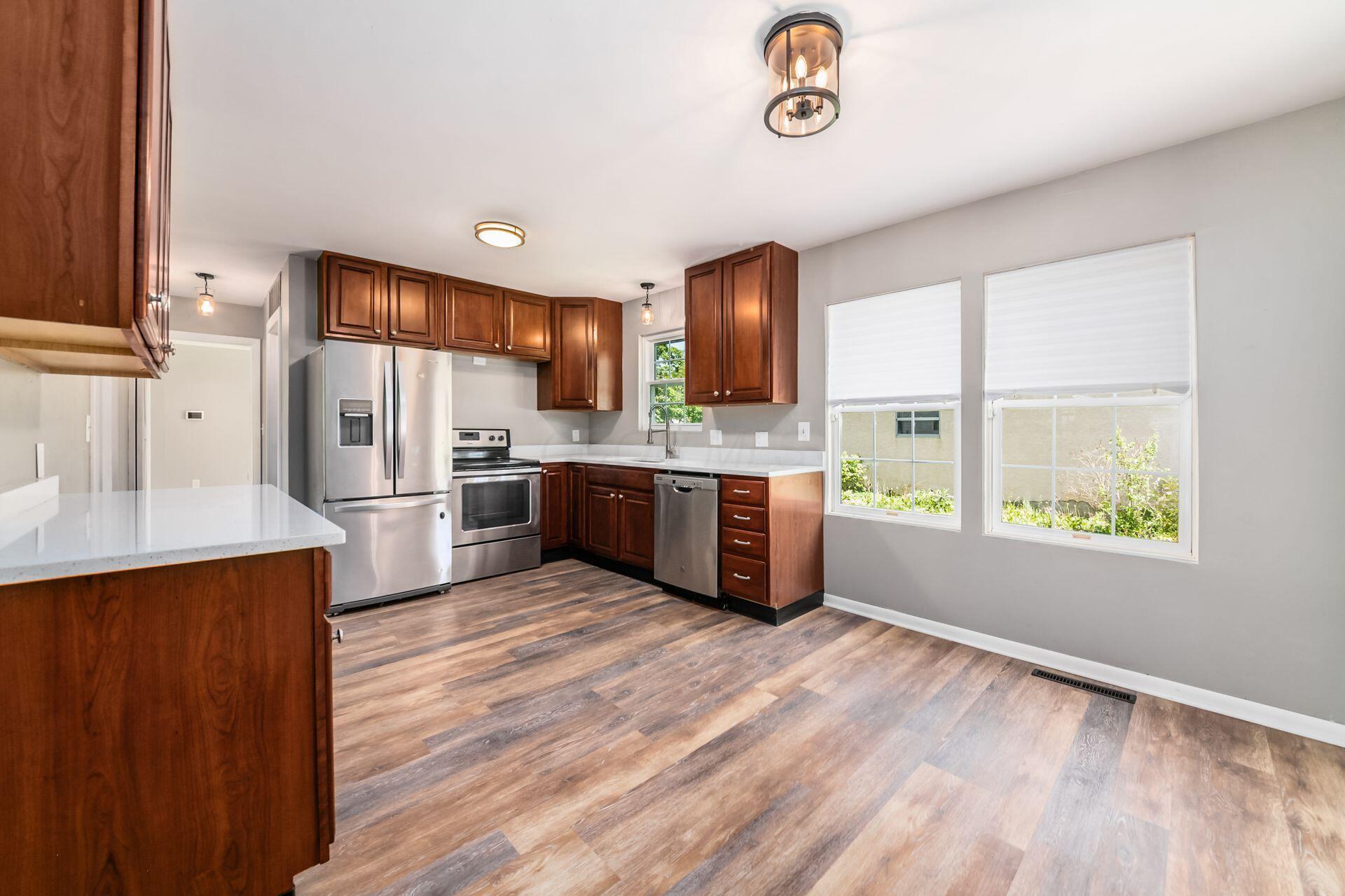 3950 Monterey Drive, Grove City, Ohio image 4