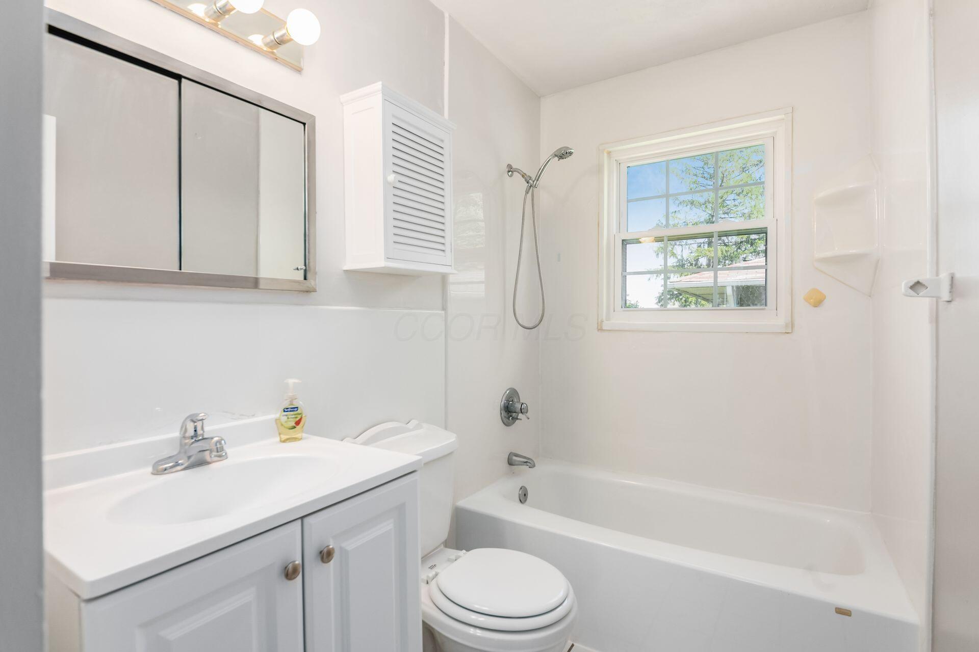 3950 Monterey Drive, Grove City, Ohio image 24