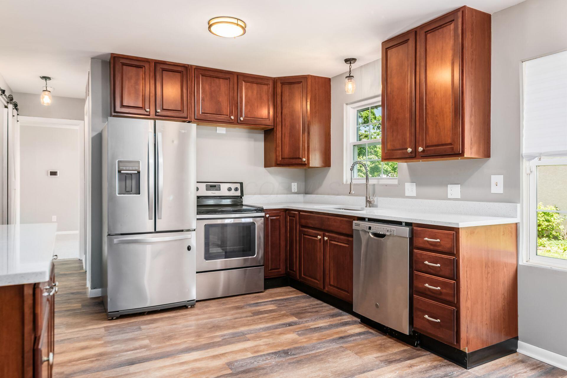 3950 Monterey Drive, Grove City, Ohio image 8