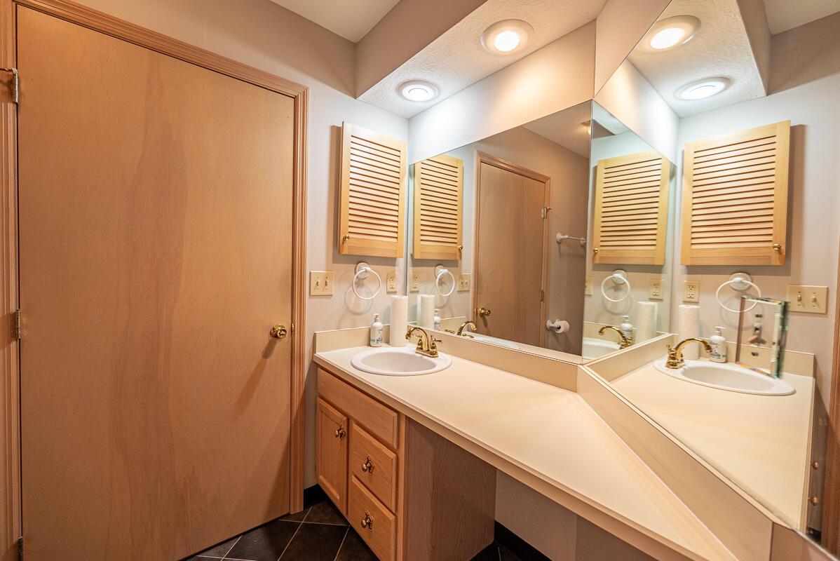 2390 Huntmaster Lane, Grove City, Ohio image 13