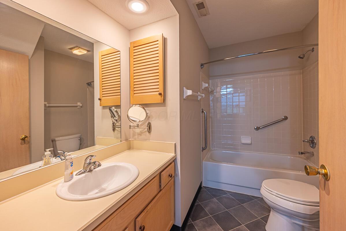 2390 Huntmaster Lane, Grove City, Ohio image 28