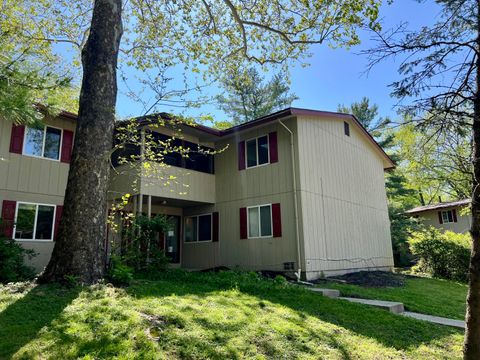 Photo of 301 Fenway Road E #E, Columbus, OH 43214 (MLS # 226015347)