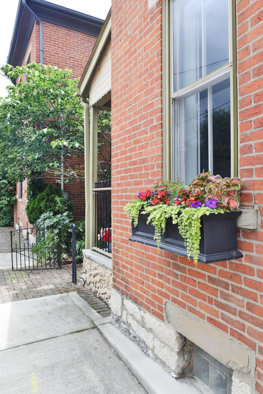 Photo of 31 E Blenkner Street, Columbus, OH 43215 (MLS # 226023022)