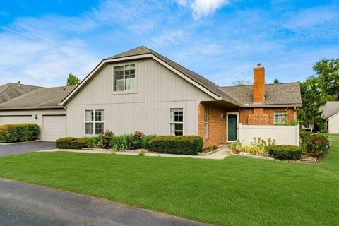 Photo of 2310 Ravine Woods Drive 22 #22, Grove City, OH 43123 (MLS # 225037894)