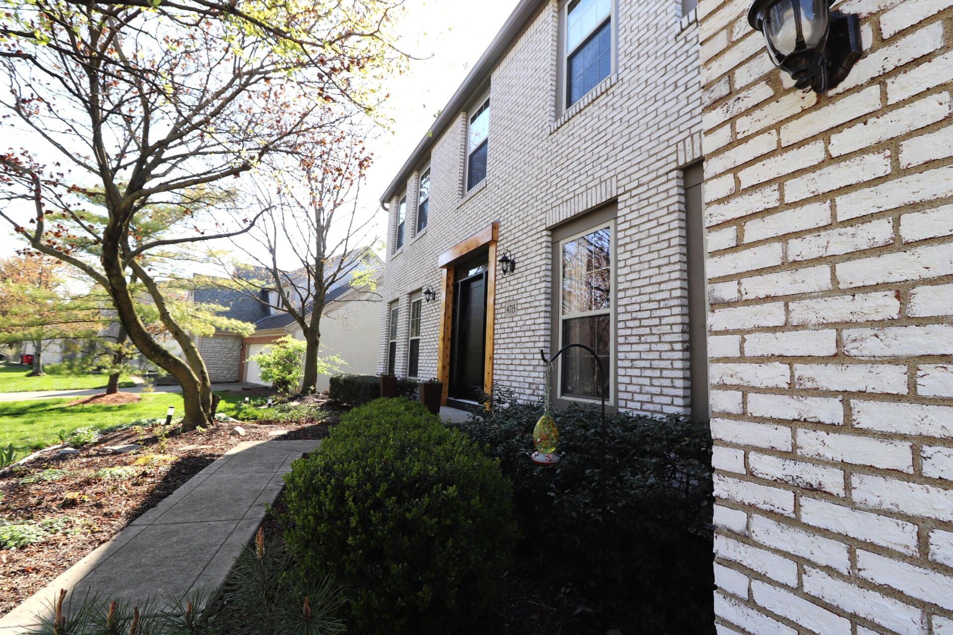 4715 Hickorybend Drive, Grove City, Ohio image 2
