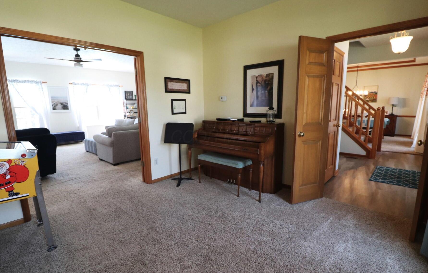4715 Hickorybend Drive, Grove City, Ohio image 32