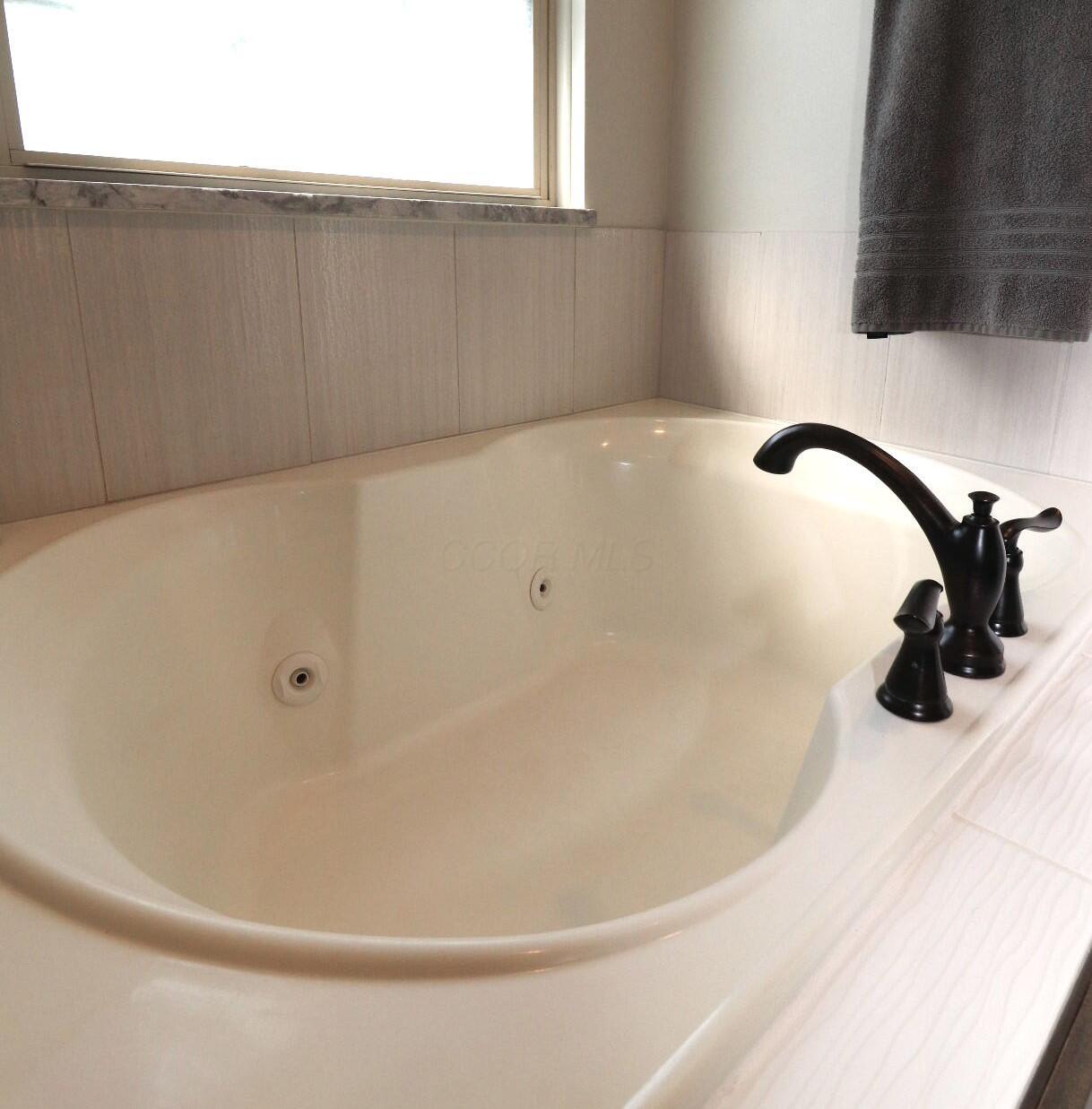 4715 Hickorybend Drive, Grove City, Ohio image 41