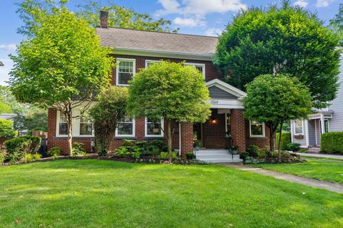 Photo of 2564 Sherwood Road, Columbus, OH 43209 (MLS # 225040660)
