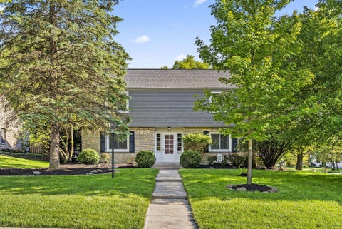 Photo of 187 W Riverglen Drive, Columbus, OH 43085 (MLS # 226016656)