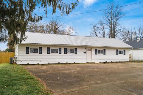 Photo of 906 S Main Street, Mount Vernon, OH 43050 (MLS # 226000668)