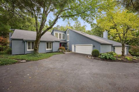 Photo of 4410 Shire Creek Court, Hilliard, OH 43026 (MLS # 225031383)