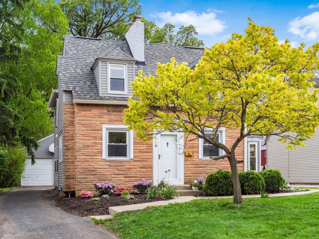 Photo of 519 E Torrence Road, Columbus, OH 43214 (MLS # 226014190)