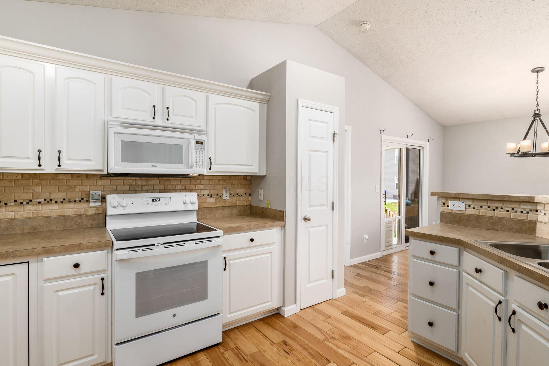 5974 Goldstone Drive, Grove City, Ohio image 4