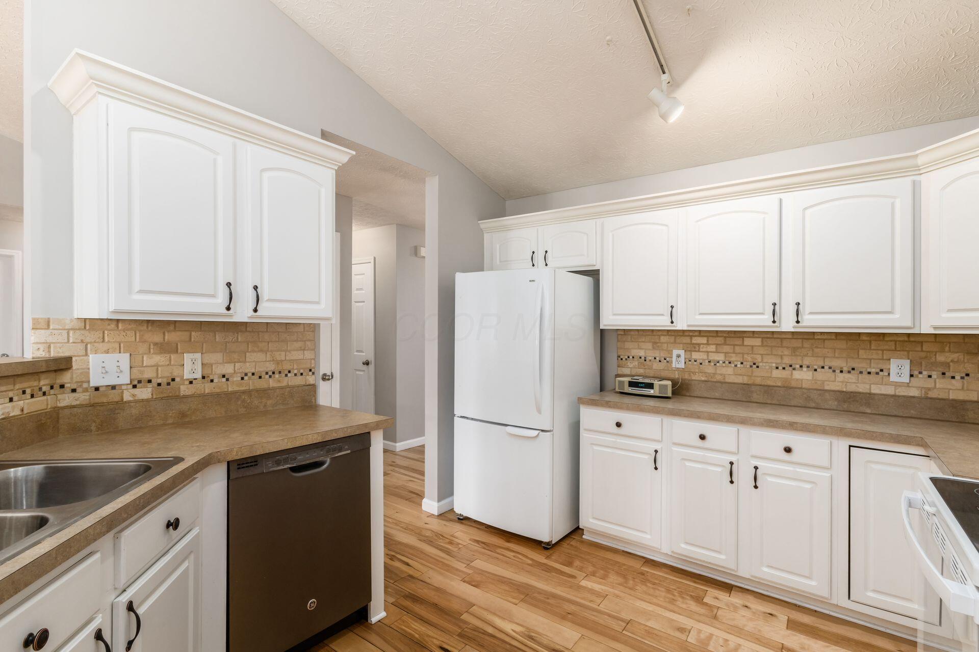 5974 Goldstone Drive, Grove City, Ohio image 6