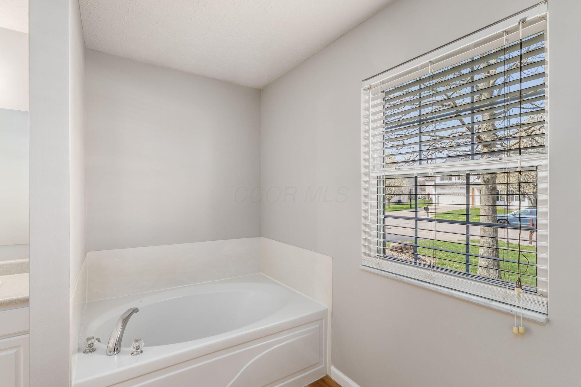 5974 Goldstone Drive, Grove City, Ohio image 16