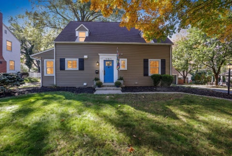 Photo of 151 W Beaumont Road, Columbus, OH 43214 (MLS # 226039938)