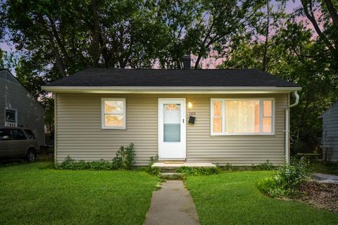 Photo of 1104 Russell Avenue, Springfield, OH 45506 (MLS # 226021977)